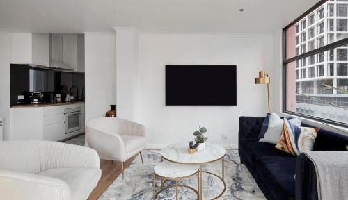 Melbourne Central Business District Apartment | 2BR - Large balcony facing Flinders Street Station