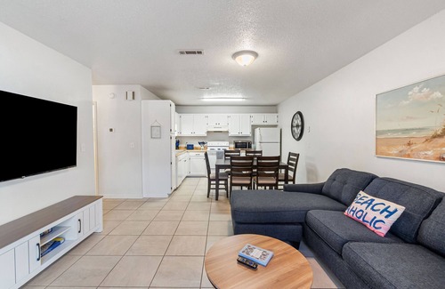 Gulf Breeze Apartment | 2BR, Pet Friendly, Patio & Fenced Yard, Near Pensacola & Navarre Beaches