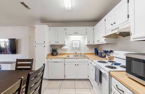 Gulf Breeze Apartment | 2BR, Pet Friendly, Patio & Fenced Yard, Near Pensacola & Navarre Beaches