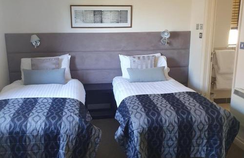 Par House | 2br-sleeps4-pool-freeparking-trenythonestate