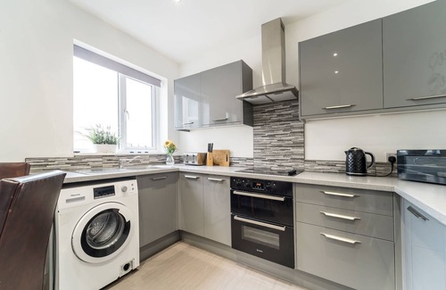 Southport Apartment | 2br-sleeps5-privategarden-freeparking-pets