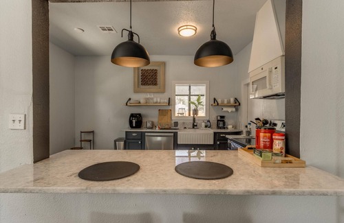 Miller House | 2BR Stylish Retreat in Midtown