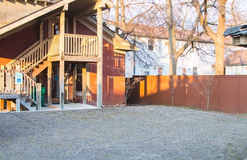 Lockeland Springs Apartment | 2BR super clean East Nashville, mins to airport, Broadway, Bridgestone, Nissan