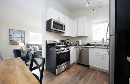 Pacifica House | 2BR townhome 3mins from Beach!