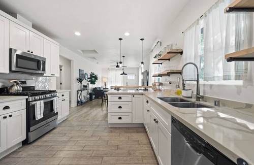 Central Sacramento House | 2BR Urban Retreat w/Netflix & Laundry, near DT Sac