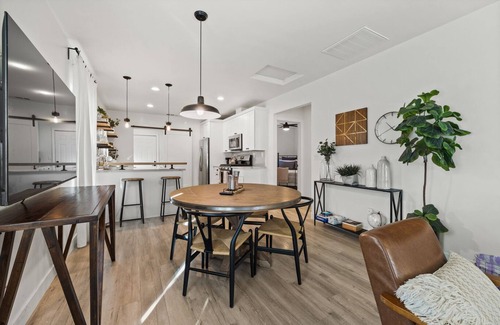 Central Sacramento House | 2BR Urban Retreat w/Netflix & Laundry, near DT Sac