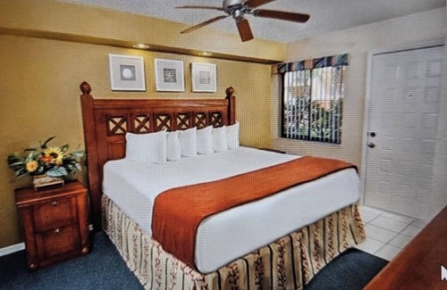 West Kissimmee Resort | 2BR Villa, Beautiful heated pool & Jacuzzi! Just minutes from all attractions.