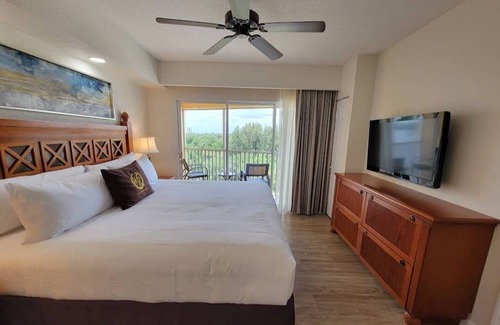 West Kissimmee Resort | 2BR Villa, Beautiful heated pool & Jacuzzi! Just minutes from all attractions.