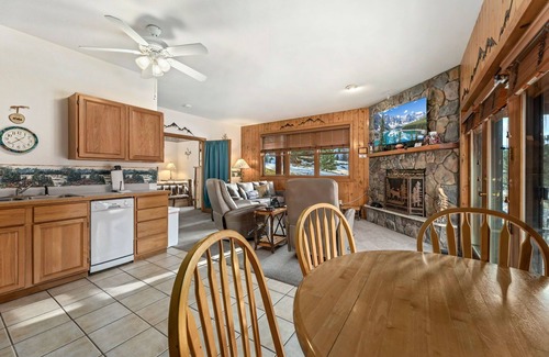 Estes Park Condo | 2BR W/Patio jet tub,fireplace