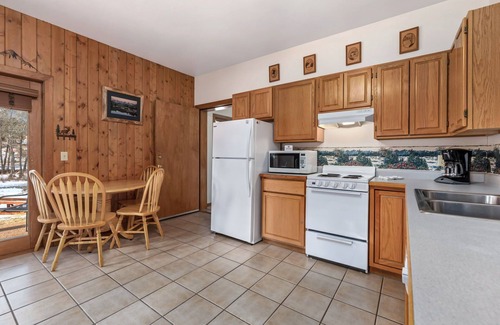 Estes Park Condo | 2BR W/Patio jet tub,fireplace