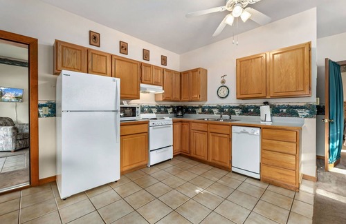 Estes Park Condo | 2BR W/Patio jet tub,fireplace