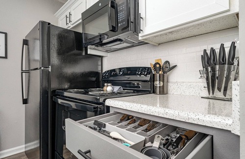 Brown Road Apartment | 2King BedsSmart TVs Fast Wi-Fi
