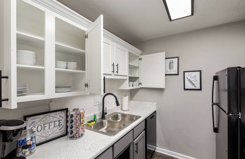 Brown Road Apartment | 2King BedsSmart TVs Fast Wi-Fi