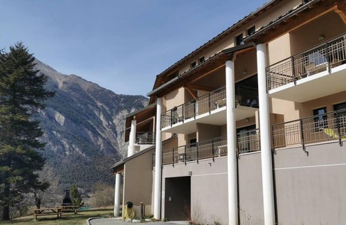 Jausiers Apartment | 2nd floor, swimming pool, sauna, terrace, parking, tv, 50-5m², Pra Loup