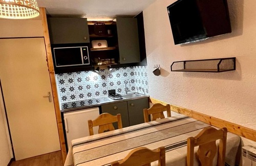 Eclose-Ouest Apartment | 2nd floor, view valley, balcony, tv, ski locker, 24m², Alpe d'Huez