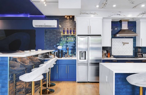 Downtown San Antonio House | 2x HotTub, MiniGolf, Pool, Games,Theater, 20Guests