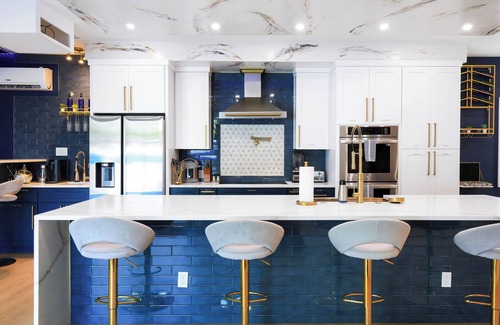 Downtown San Antonio House | 2x HotTub, MiniGolf, Pool, Games,Theater, 20Guests