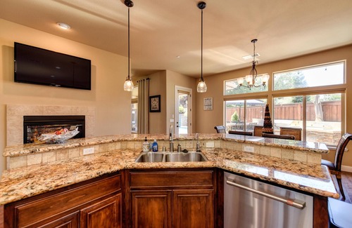 Roseville House | 3,000sqft oasis with pool/spa/vegetable garden. Great location!