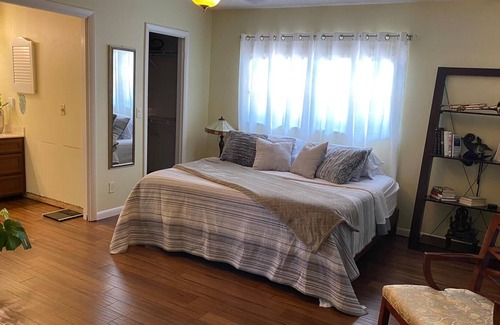 Arlington House | 3/2.5, pool, hot tub, pool table and fire place