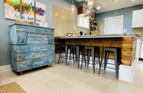 Government Hill House | 3/2.5- Sleeps 6: Sea World Fiesta Texas Downtown