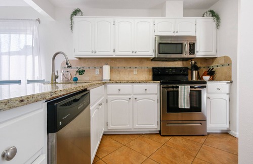 Crescent Beach House | ☀️ 3/2 beach home🏖️5 min walk 2 beach🐕Dogs OK🚙Parking🏍️Garage 4 motorbike