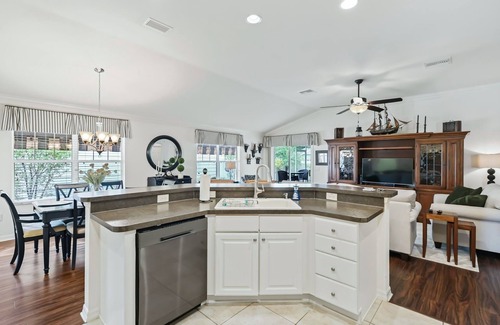 Lake Sumter Landing Villa | 3/2 COURTYARD NEAR LAKE SUMTER AND POOLS!