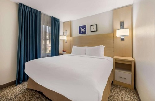 Arrowood Hotel | 3 Apartment-Style Suites w/Kitchen Close to SouthPark Mall – Just 6 Miles Away