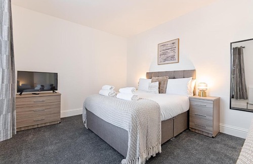 Morriston Apartment | 3 Baths - Off Road Parking - Garden - 4 Bed Home