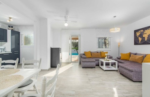 Radini Villa | 3 BD Villa with Private pool, Jacuzzi and Volleyball Court