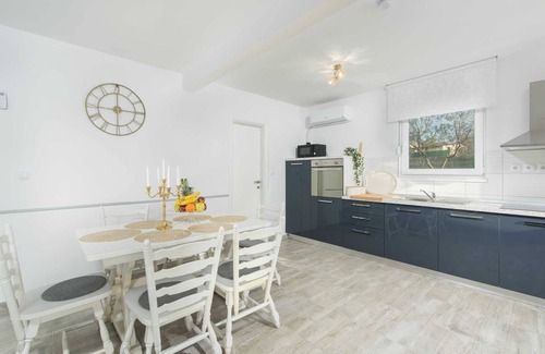 Radini Villa | 3 BD Villa with Private pool, Jacuzzi and Volleyball Court