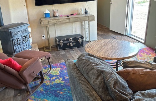 Questa House | 3 Bd2bath Mountain View w/hot tub, circle drive,20 min to RedRiverSki area