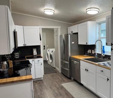 Deer Park House | 3 Bdrm, Family, Pet friendly home 15 min North of Spokane