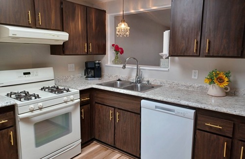 Sierra Vista House | 3-bdrm vacation home 28 minutes from Historic Tombstone, the Yellow Door awaits!