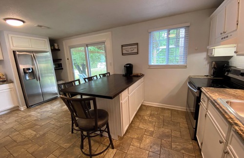 Mount Vernon House | 3 bed-1 Bath,5 min to the lake, HotTub, bring your dogs, full fenced back yard.