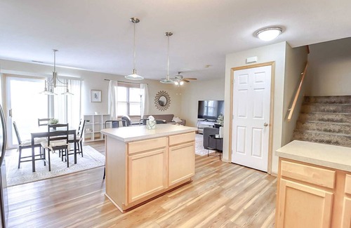 Lincoln House | 3 Bed, 2.5 Bath | Sleeps 8 Guests | Backyard Oasis