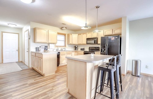 Lincoln House | 3 Bed, 2.5 Bath | Sleeps 8 Guests | Backyard Oasis