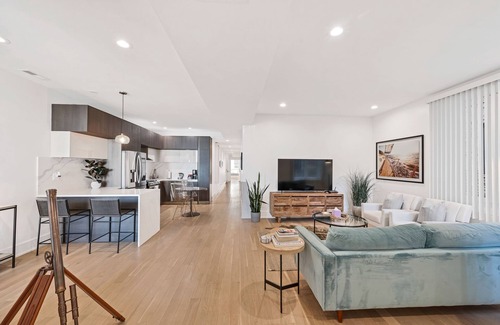 Chicago Apartment | 3 Bed 3 Bath Lakefront Retreat, Parking Included