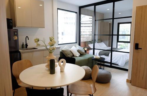 Bangkok Central Business District Apartment | 3 Bed 3 Bath/Luxury/1 min walk to BTS Asok