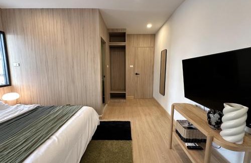 Bangkok Central Business District Apartment | 3 Bed 3 Bath/Luxury/1 min walk to BTS Asok