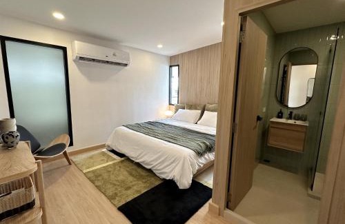 Bangkok Central Business District Apartment | 3 Bed 3 Bath/Luxury/1 min walk to BTS Asok