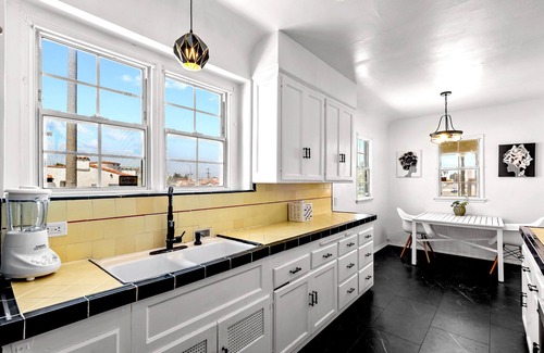 Los Angeles House | 3 bed 3 full bath 5 min to SOFI w Lrg backyard, BBQ & FREE PARKING