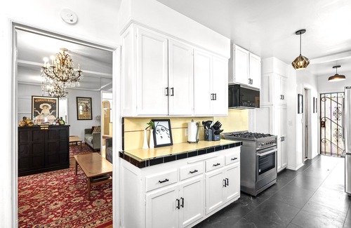 Los Angeles House | 3 bed 3 full bath 5 min to SOFI w Lrg backyard, BBQ & FREE PARKING