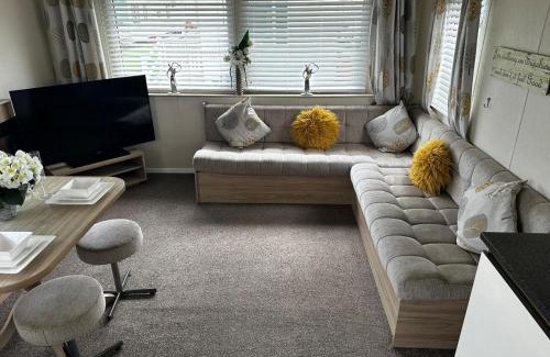 Ingoldmells House | 3 Bed Caravan - Sleeps 6 - Pets - Parking - Wifi