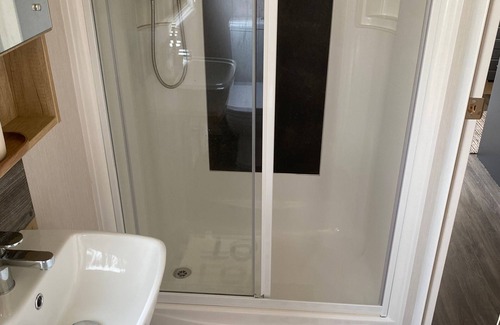 Skegness Cabin | 3 bed Caravan - Sleeps 8 - Pets - Parking