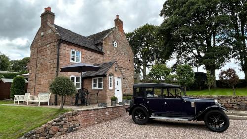 Cauldon Low House | 3 Bed Cottage Alton Towers Chatsworth Polars Peaks