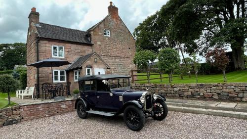 Cauldon Low House | 3 Bed Cottage Alton Towers Chatsworth Polars Peaks