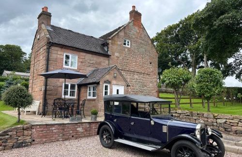 Cauldon Low House | 3 Bed Cottage Alton Towers Chatsworth Polars Peaks