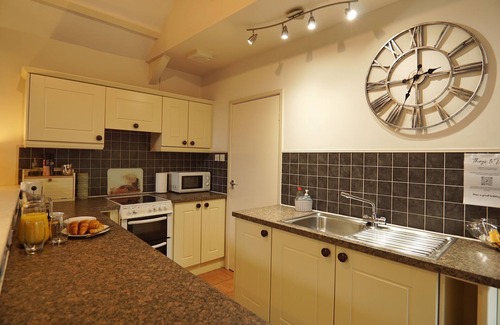 Holsworthy Cottage | 3-Bed Cottage - Sleeps 5, Riverside, Hot Tub, Pets