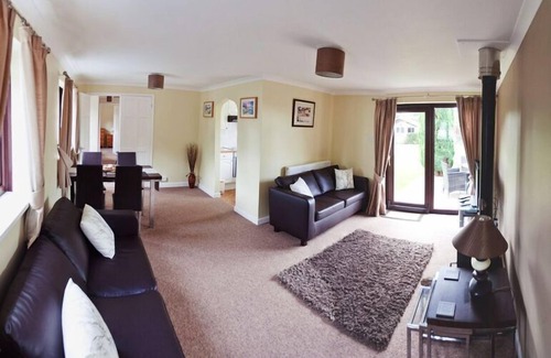 Llandyssiliogogo House | 3 Bed Cottage-Sleeps 6-Garden-Hot Tub-Games Room