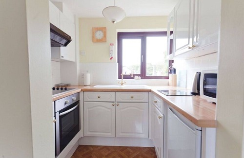 Llandyssiliogogo House | 3 Bed Cottage-Sleeps 6-Garden-Hot Tub-Games Room